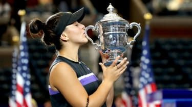 Bianca Andreescu całuje trofeum mistrzowskie po wygranej w US Open z Sereną Williams