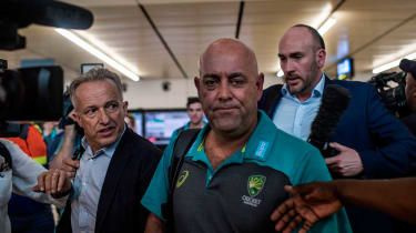 Australijski trener krykieta Darren Lehmann zachował swoją pracę po skandalu związanym z majstrowaniem przy piłce