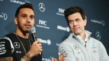 Majster sveta formuly 1 Lewis Hamilton a šéf tímu Mercedes Toto Wolff