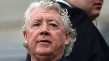 Kinnear părăsește Newcastle: scăpare bună în timp ce Pardew câștigă bătălia