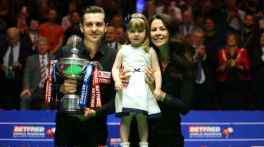Mark Selby porazil Johna Higginsa a pripojil sa k snookerovým velikánom Crucible