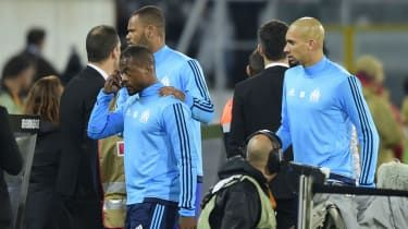 Video: Marseilles Patrice Evra utvisad före match efter att ha sparkat fan