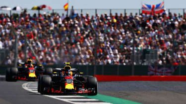 Red Bullov Max Verstappen vozi med Veliko nagrado Velike Britanije 2018 v Silverstonu
