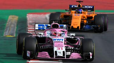 Esteban Ocon i Fernando Alonso jeżdżą podczas przedsezonowych testów F1 w Barcelonie w 2018 r.