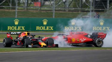 Pilot Ferrari Sebastian Vettel narazil na Veľkej cene Británie do zadnej časti Maxa Verstappena z Red Bullu