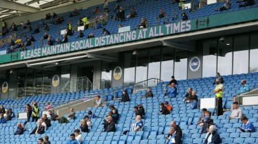 Fansen vil returnere til stadioner, men Premier League advarer om 'økonomiske tap' for klubbene
