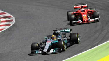 Lewis Hamilton îl conduce pe Sebastian Vettel la Marele Premiu al Spaniei
