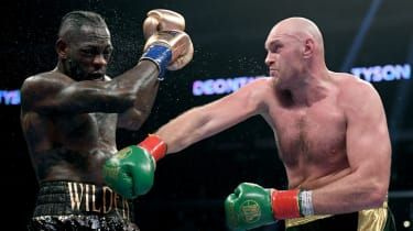 Tyson Fury träffar Deontay Wilder under den ritade WBC tungviktstitelkampen i december 2018