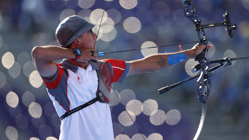 Turecko's Mete Gazoz shortly before winning men's individual gold at the Tokyo Olympic archery competition.