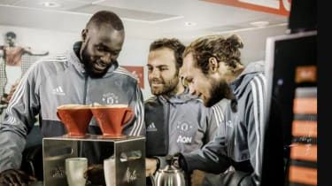 Atidirbame didelius pinigus: „Man Utd“ „kavos partneris“ yra 54-asis klubo rėmimo sandoris