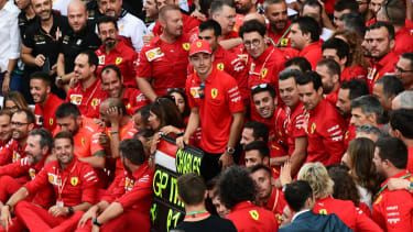 Charles Leclerc i zespół Ferrari świętują zwycięstwo kierowcy podczas Grand Prix Włoch F1