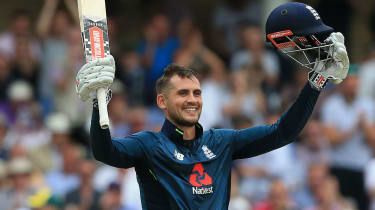 Anglia bije rekordy ODI, gdy Australia jest upokarzana w Trent Bridge