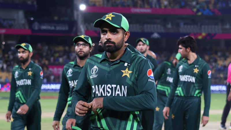   Ο Babar Azam από το Πακιστάν οδηγεί την ομάδα του εκτός γηπέδου πριν από τη ζωντανή μετάδοση ENG vs PAK