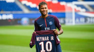 V auguste 2017 Neymar dokončil svoj rekordný prestup z Barcelony do Paríža Saint-Germain