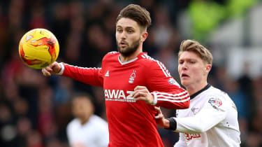 Henri Lansbury fra Nottingham Forest og Jeff Hendrick fra Derby County