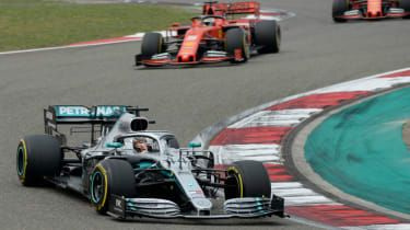 F1: Lewis Hamilton i szef Mercedesa Toto Wolff omówili możliwy ruch Ferrari