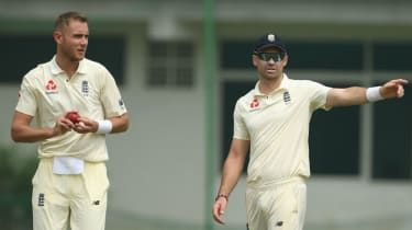 Englands bowler Stuart Broad (vänster) ersätter James Anderson för det tredje testet mot Sri Lanka