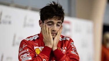 Charles Leclerc z Ferrari reaguje po treťom mieste na Veľkej cene Bahrajnu 2019 F1