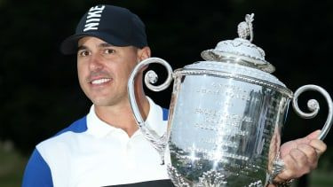 Brooks Koepka posiert mit der Wanamaker Trophy, nachdem er die PGA-Meisterschaft 2019 gewonnen hat