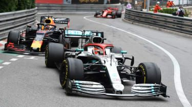 Mercedes-föraren Lewis Hamilton tävlar mot Red Bulls Max Verstappen vid 2019 F1 Monaco GP