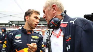 Franske F1-föraren Pierre Gasly pratar med Red Bull Racing-konsult Dr Helmut Marko