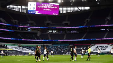 Peter Bankes čaka na potrditev enajstmetrovke iz VAR med tekmo Premier League med Tottenhamom in Newcastlom