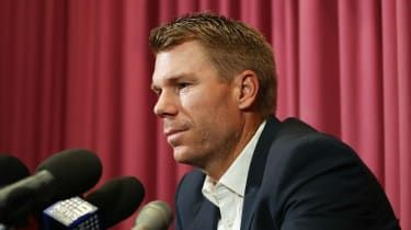 David Warner hyväksyy 12 kuukauden pelikiellon pallon peukalointiin