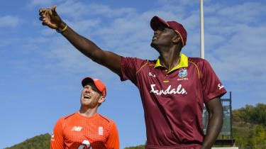 20 kapitánov Jason Holder zo Západnej Indie a Eoin Morgan z Anglicka