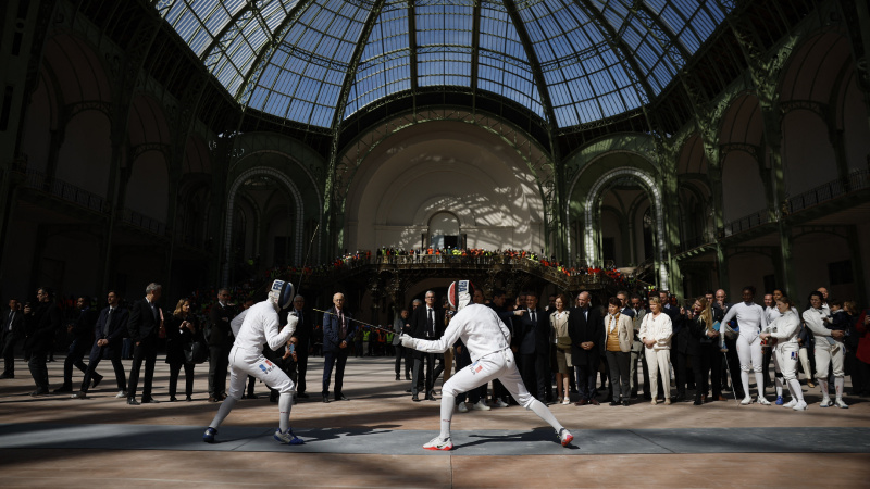 Двама членове на френския олимпийски отбор по фехтовка в Le Grand Palais