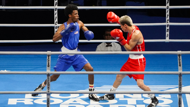 Mongolsko's Ganerdene Gankhuyag and USA's Roscoe Hill at a qualifying boxing match for the 2024 Olympics.