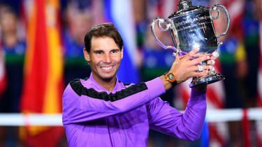 Rafael Nadal trzyma trofeum po zwycięstwie nad Daniilem Miedwiediewem w finale US Open 2019