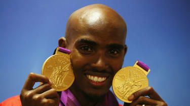 Dobitnik zlate medalje Mohamed Farah iz Velike Britanije pozira s svojimi medaljami na 10.000 m in 5.000 m