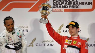 Charles Leclerc z Ferrari (vpravo) skončil na GP Bahrajnu F1 tretí, keď preteky vyhral Lewis Hamilton z Mercedesu (vľavo).