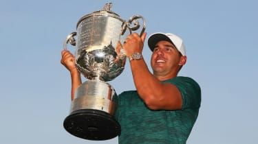Brooks Koepka lyfter Wanamaker Trophy efter sin seger vid US PGA Championship 2018