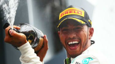 Pilot Mercedesu Lewis Hamilton vyhral šesť titulov majstrov sveta Formuly 1