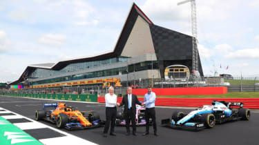 Vodja F1 Chase Carey (v sredini) s predsednikom britanskega kluba dirkačev Johnom Grantom in Silverstoneom