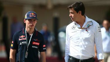 F1: ‚Nezmysel – Toto Wolff nikdy nevolá Maxovi‘, hovorí otec pilota Jos Verstappen