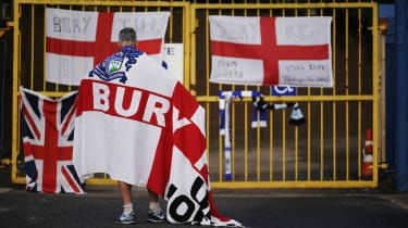 Navijač Bury FC zunaj klubskega igrišča Gigg Lane