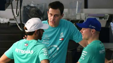 Szef Mercedesa Toto Wolff rozmawia z kierowcami Lewisem Hamiltonem i Valtteri Bottas