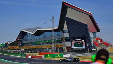 Lewis Hamilton jeżdżący dla Mercedesa podczas Grand Prix Wielkiej Brytanii 2018 na Silverstone
