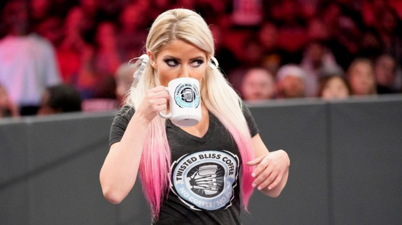 Alexa Bliss habla sobre los viajes de WWE, volviendo a la imagen del título y su bebida de café favorita
