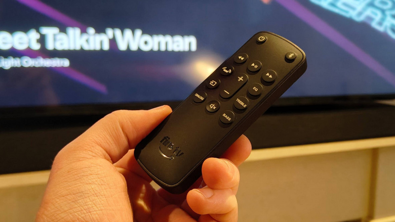   Amazon Fire TV Soundbar Plus s diaľkovým ovládačom v popredí.