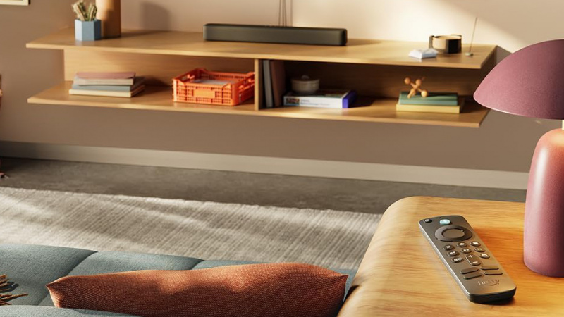  รีโมทของ Amazon Fire TV HD ชี้ไปที่แถบเสียงทีวี