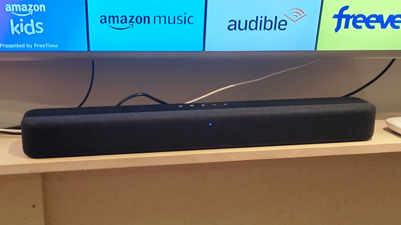   La barre de son Amazon Fire TV sur une étagère.