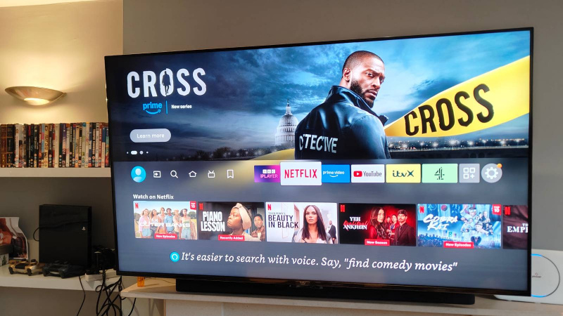   La mini-LED Amazon Fire TV Omni affichant le menu principal de Fire TV.