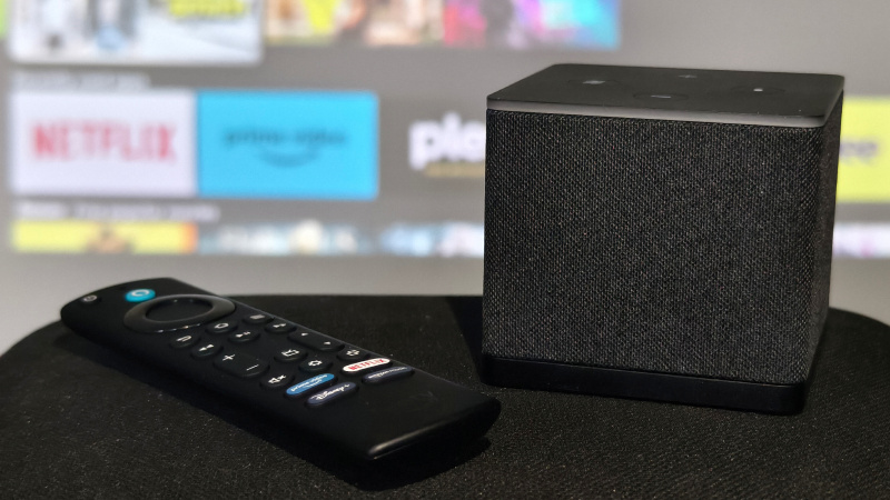   Amazon Fire TV Cube a jeho diaľkové ovládanie cez Fire TV.