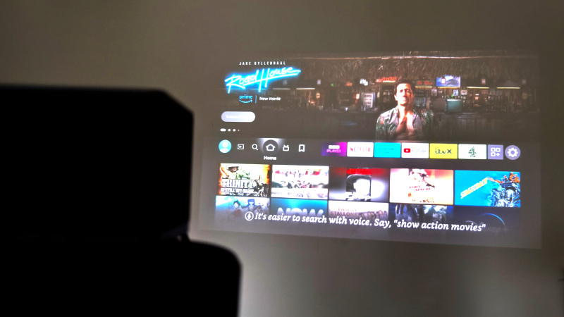   Fire TV sa premieta s Fire TV Cube v popredí.