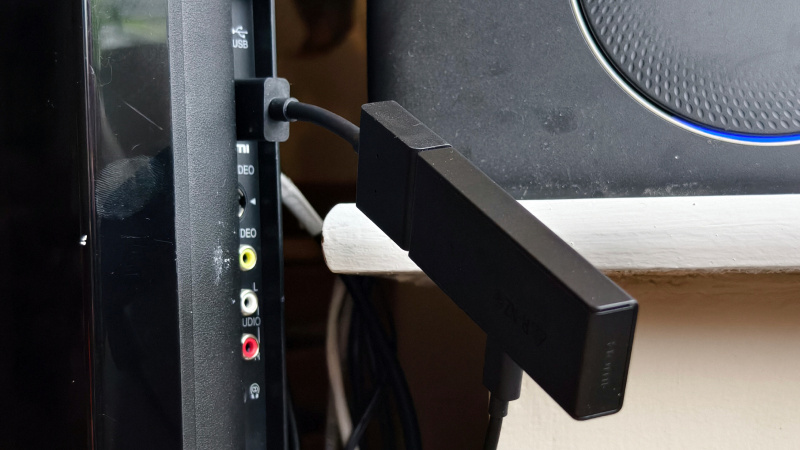   Amazon Fire TV Stick เสียบเข้ากับทีวี's HDMI port.
