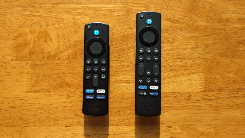   Amazon Fire TV Stick 4K และ Amazon Fire TV Stick 4K Max วางคู่กันบนโต๊ะไม้