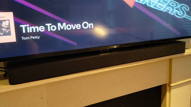   De Amazon Fire TV Soundbar Plus onder een Amazon TV.